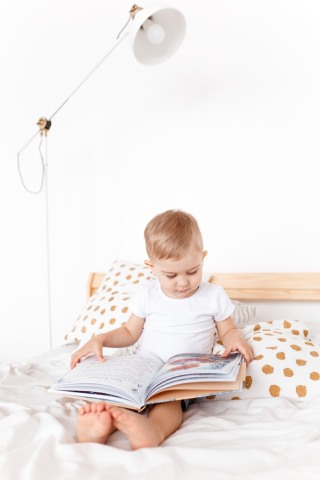 escuela-infantil-umbrete-niño-leyendo