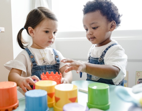 escuela-infantil-umbrete-niños-con-juguetes